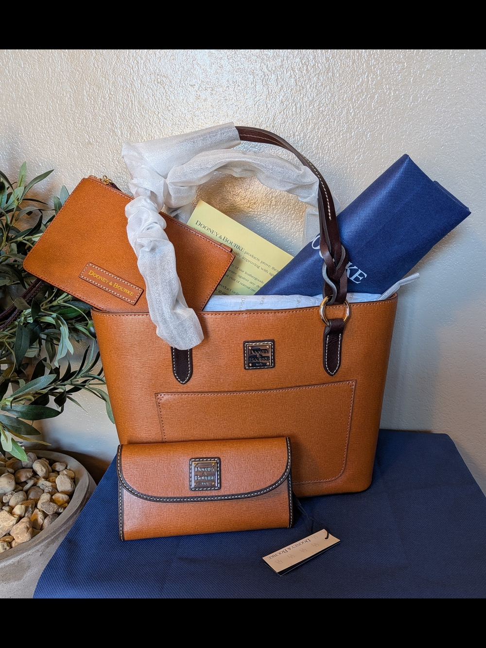 NWT! Dooney & Bourke Saffino Gretchen Tote & Wallet Set in NATURAL